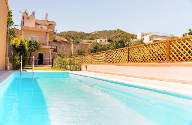 Sunny Oasis Retreat with sharing Pool