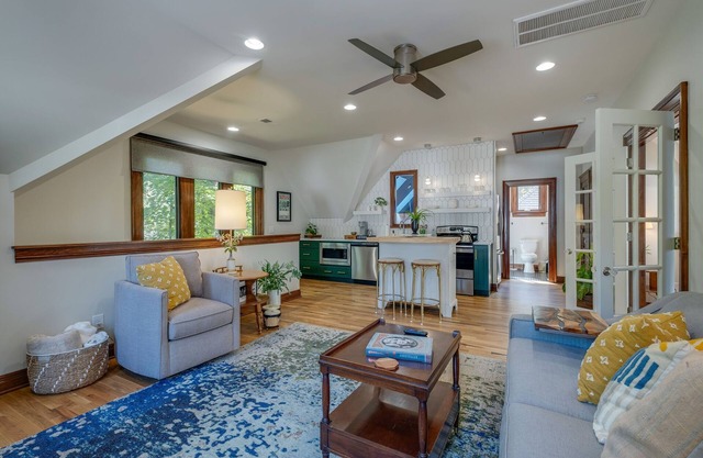 Sunny, Open & Spacious Private Carriage House in a peaceful neighborhood!