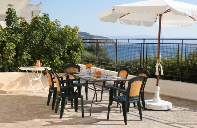 Sunrise 4 - Beautifully Located Air Conditioned Apartment Above Beach