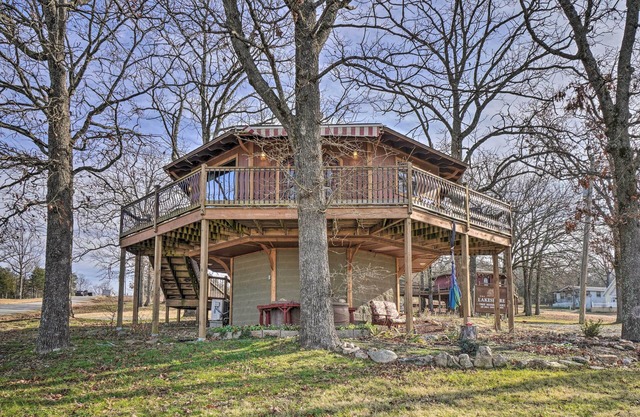 'Sunset Bluff Treehouse': On Bull Shoals Lake!