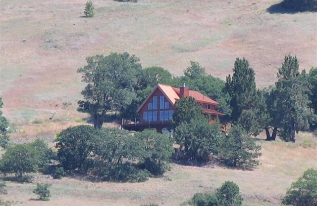 Sunset Chalet - 2600 sq.ft. Multi-Seasonal retreat only15 minutes from Ashland !