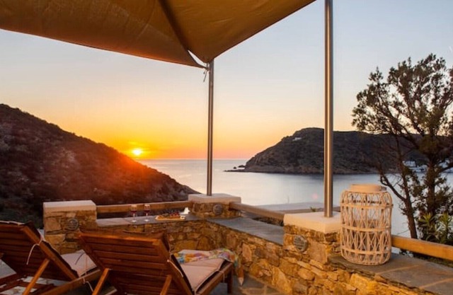 SUNSET COAST HOUSE - 2 STEPS AWAY FROM ISOLATED BEACH