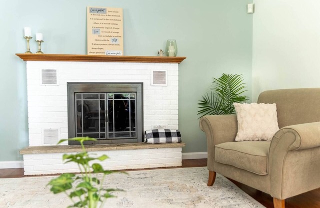 Sunset Cottage: Spacious Vacation Home with Game Room