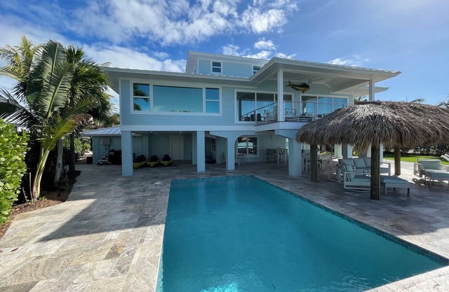 Sunset Paradise: 4 bedroom/5 bathroom, oceanfront with pool