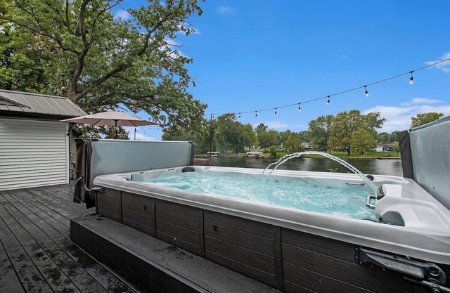 Sunset Point: Spacious 4-bedroom house in Elkhart with WiFi, AC, Swim Spa
