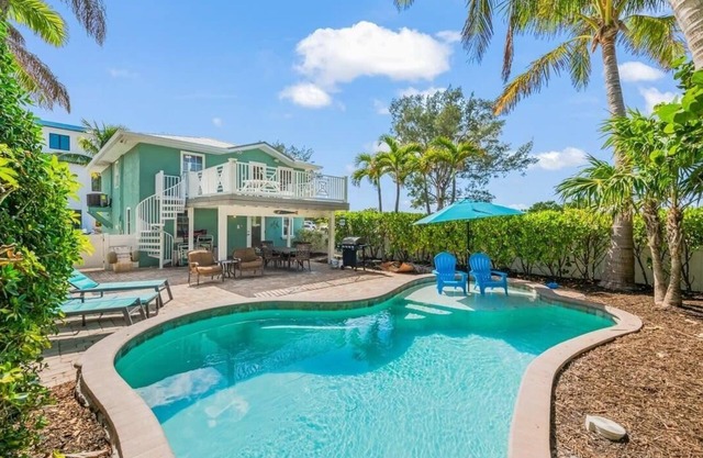 Sunset View 3/2 Pet Friendly, 2 Living Rooms, Pool, Steps from Beach, Beach View