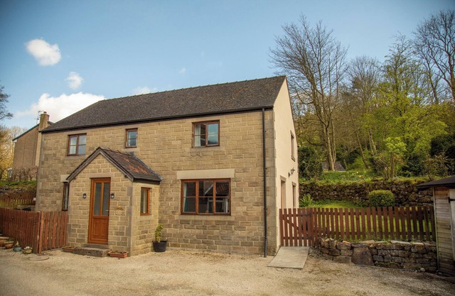 SUNSET VIEW, pet friendly, character holiday cottage in Wirksworth