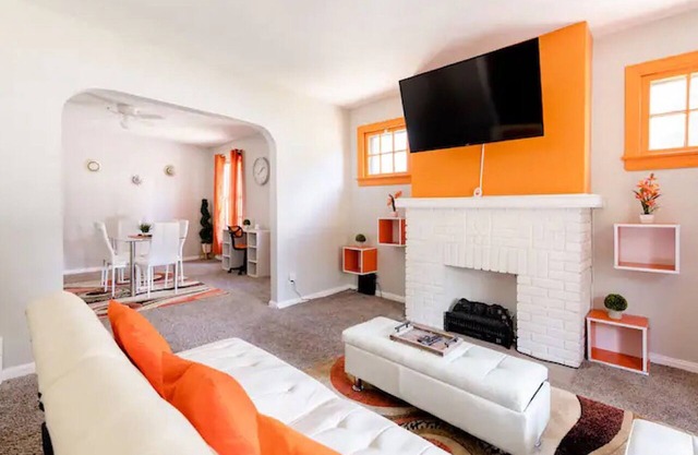 Sunstone Retreat: Cozy Gateway 1BR Lower Unit | Patio & Parking 9 Min To Downtown