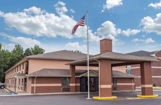 Super 8 by Wyndham Carrollton
