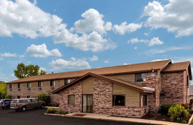 Super 8 by Wyndham Hartford WI