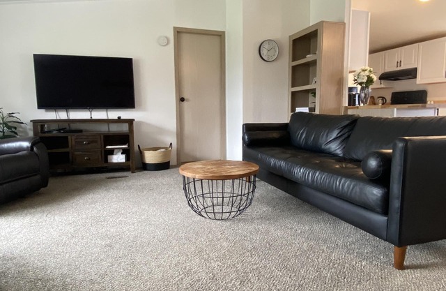 Super Clean, Cozy 3 Bedroom 2 Bath, Sleeps 6 close to Hereth Park