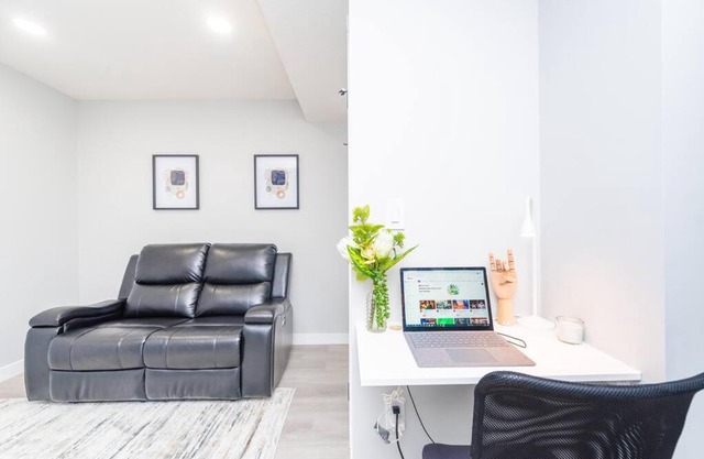 Superb 2 bedroom 10 minutes to airport