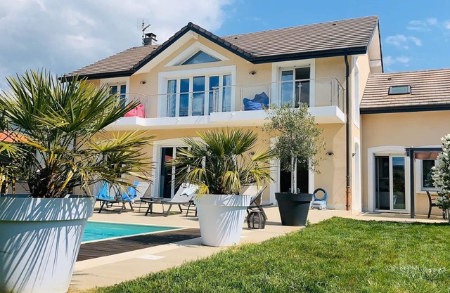 Superb 330m² villa sleeping 11, heated pool, terrace and garden