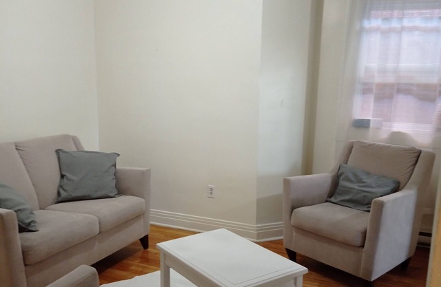 Superb, comfortable 3-bedroom condo-near metro