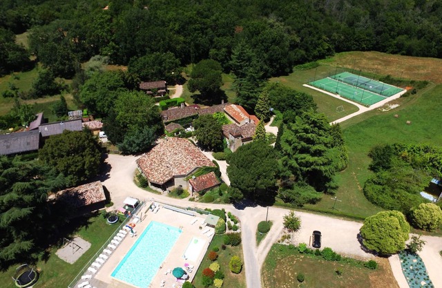 Superb Holiday Resort * in Dordogne-Lot : swimming pool, tennis, bar, etc.