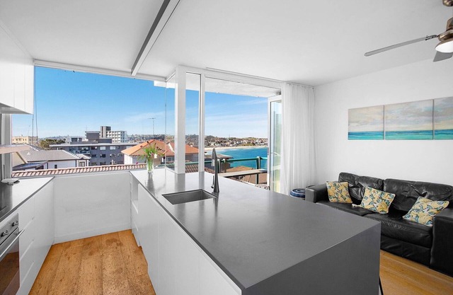 Superb sun-filled 2BR apartment, family friendly, WiFi, stunning views, walk to beach