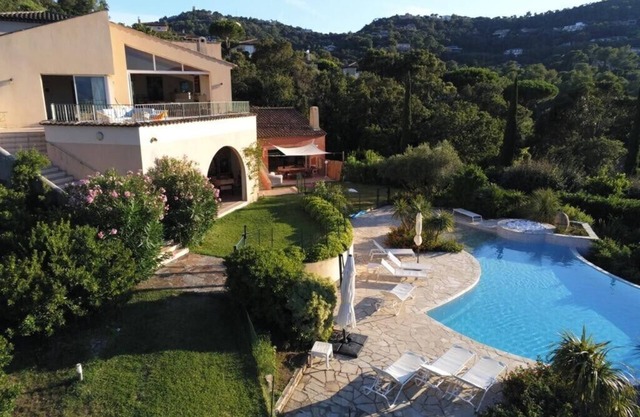 Superb villa in Cap Benat domain, sea view, pool and close to private beaches.