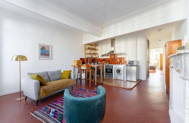 Superbe appart, central, petit balcon & vue Place