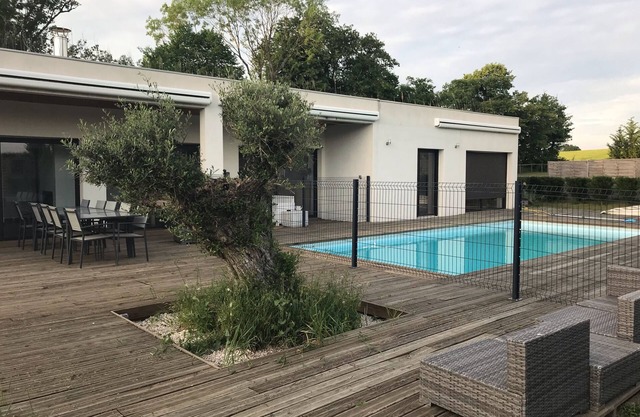 Superbly equipped single-storey villa with heated, secure swimming pool and no neighbors.