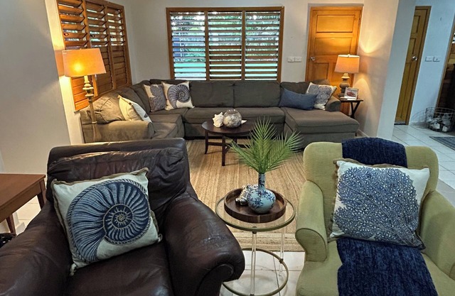 Surf Retreat: Spacious 6-bedroom house with AC, WiFi in charming Sonasali, Nadi