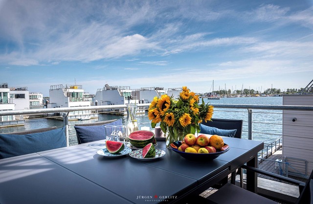 Surfer's Bay- floating house, sauna, roof terrace with water view, beach chair