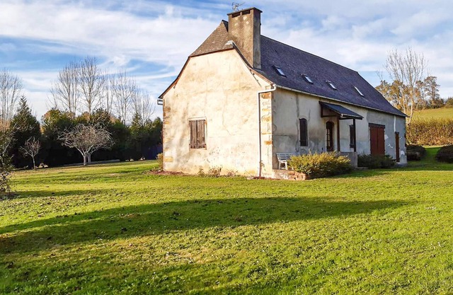 Surrounded by the beautiful mountain scenery of the Pyrenees, this charming stone house welcomes you