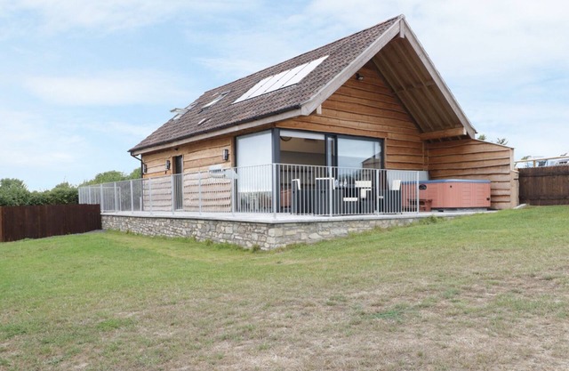 SWAN LODGE CASTLE FARM, pet friendly, with hot tub in Wedmore