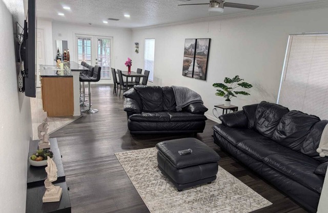 Sweet Brooks Place 3-bedroom house with WiFi, AC in welcoming Tampa