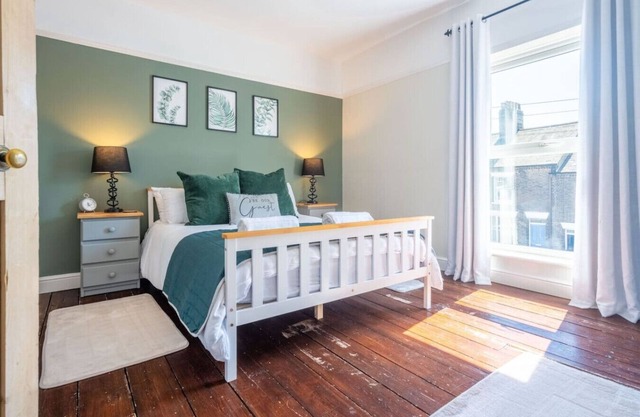 Swift Host | Central | 3 Bedrooms | Parking