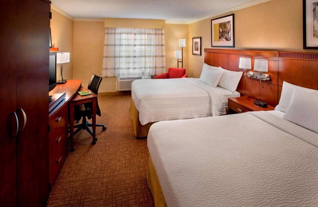 Swimming on Dane Street Beach! 4 Pet-friendly Units w/Gym & Free Self Parking!
