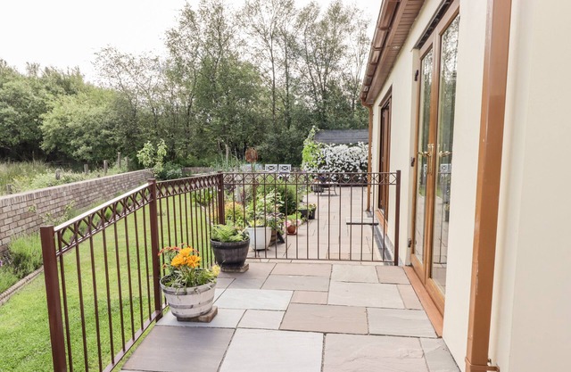 SWN Y GWYNT, with a garden in Cefn Rhigos