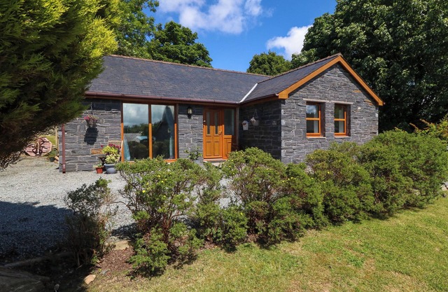 T? GAREG, pet friendly, character holiday cottage in Gaerwen