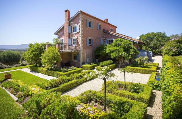 Talits Estate Vineyard - Fabulous 4 bdrm, 4 bthrm French provincial luxury with pool and vineyard views