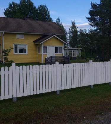Talo järven rannalla