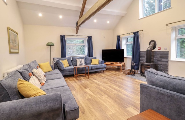 TAWELFAN, pet friendly, country holiday cottage in Llwyngwril