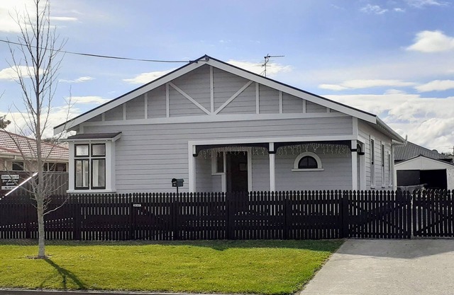 Te Waiharakeke Holiday Home