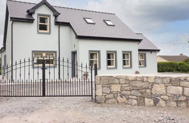 TEACH DE BARRA, pet friendly, with a garden in Corofin, County Clare