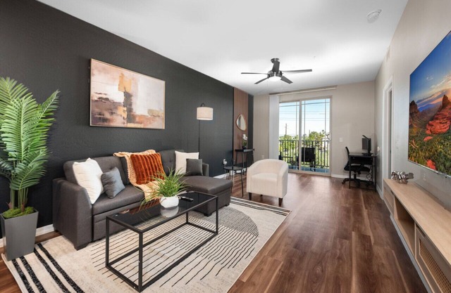 Tempe Apartment for 8 Walk to ASU and Mill Ave