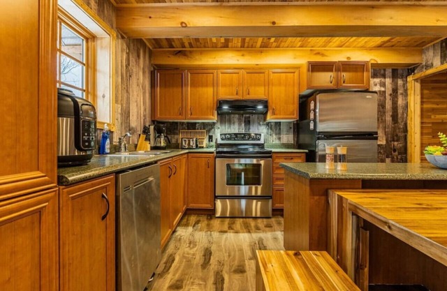 The Escapade - Private hot tub with pool table 6BR