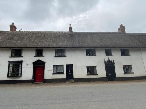 Thatched Cottage, beautiful village near the sea