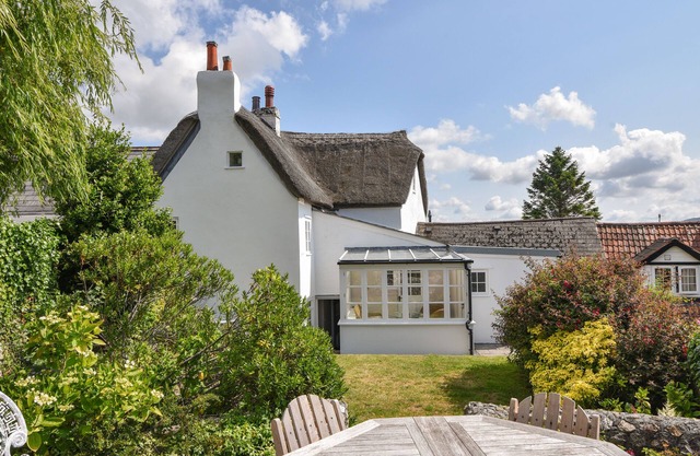 THATCHED COTTAGE, pet friendly, with a garden in Charmouth