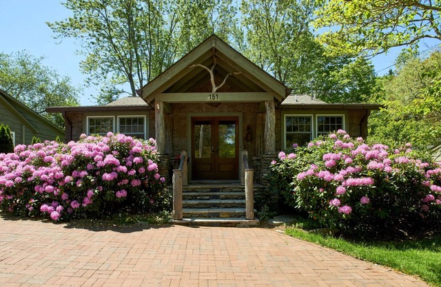 The Bark Bungalow 2BR/2BA Cottage in Blowing Rock