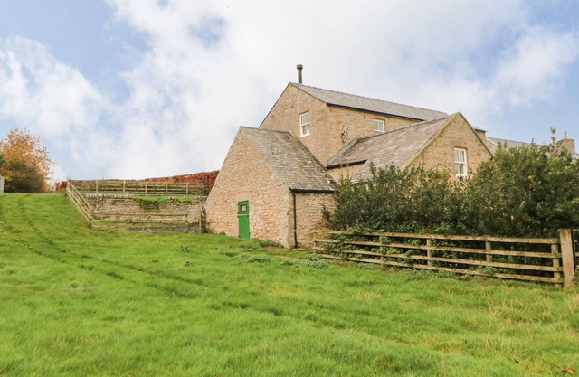 THE BARN, pet friendly, character holiday cottage in Matfen