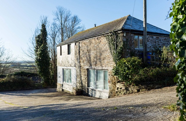 THE BARN, ST MINVER, pet friendly, with a garden in St Minver