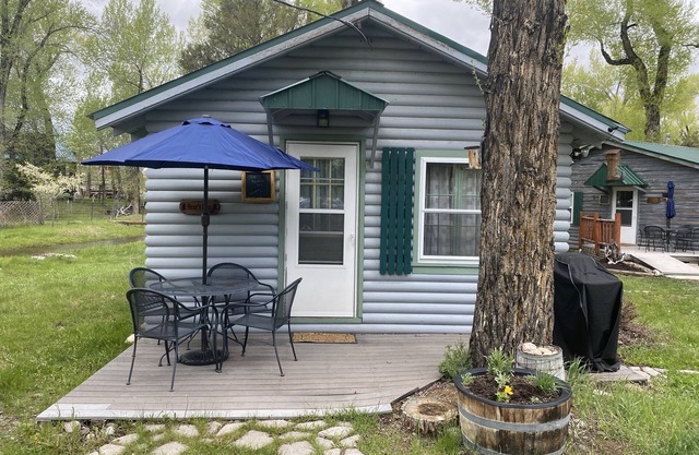 The Bear’s Den at Cottonwood Cabins | Mountain Charm & Comfort