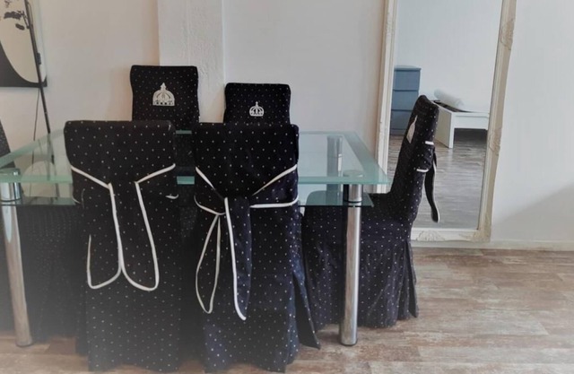 The beautiful apartment no. 6 is a 3-room apartment for max. 4 people and is located in our apartment house Haldesdorfer Straße.