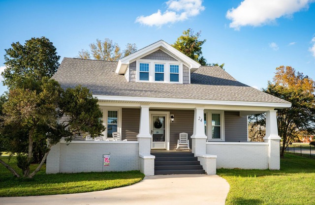 The Beautiful Gray House, 4 Bedroom Historic Bungalow
