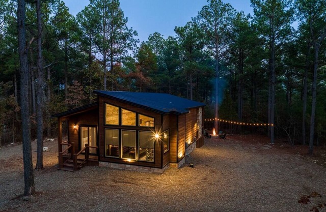 The Blaylock Cabin, 2 King, Hot Tub, Pet Friendly!