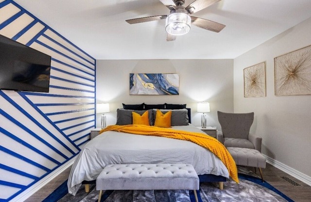 The Blissful Hideaway w/large backyard, jacuzzi and two connecting decks