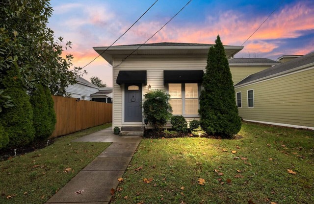 The Blue Cottage + Pet Friendly + Louisville